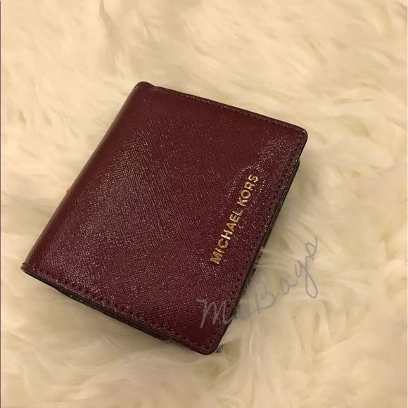 NWT Michael Kors Jet Set Travel Leather Carryall Wallet Plum Card case - Picture 1 of 4
